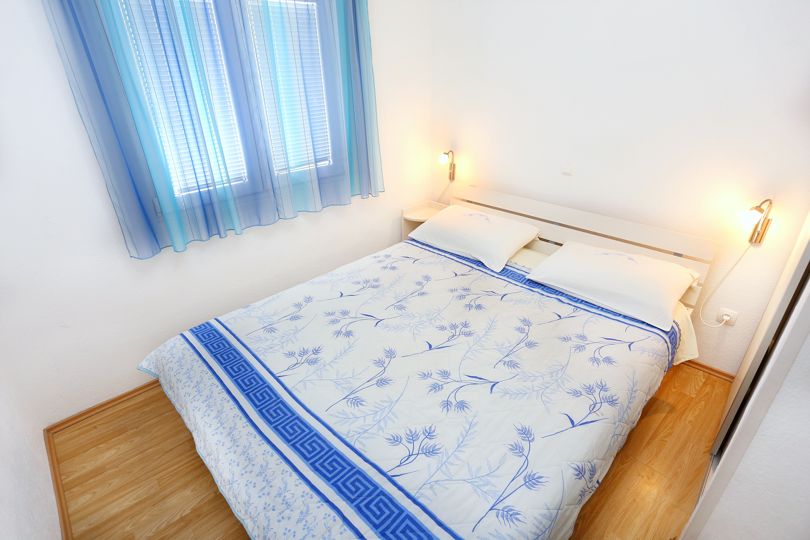 One bedroom apartment with terrace Marina, Trogir  A-a
