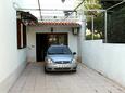 Trogir, Trogir, Parking 10337 - Appartement avec une plage de galets.