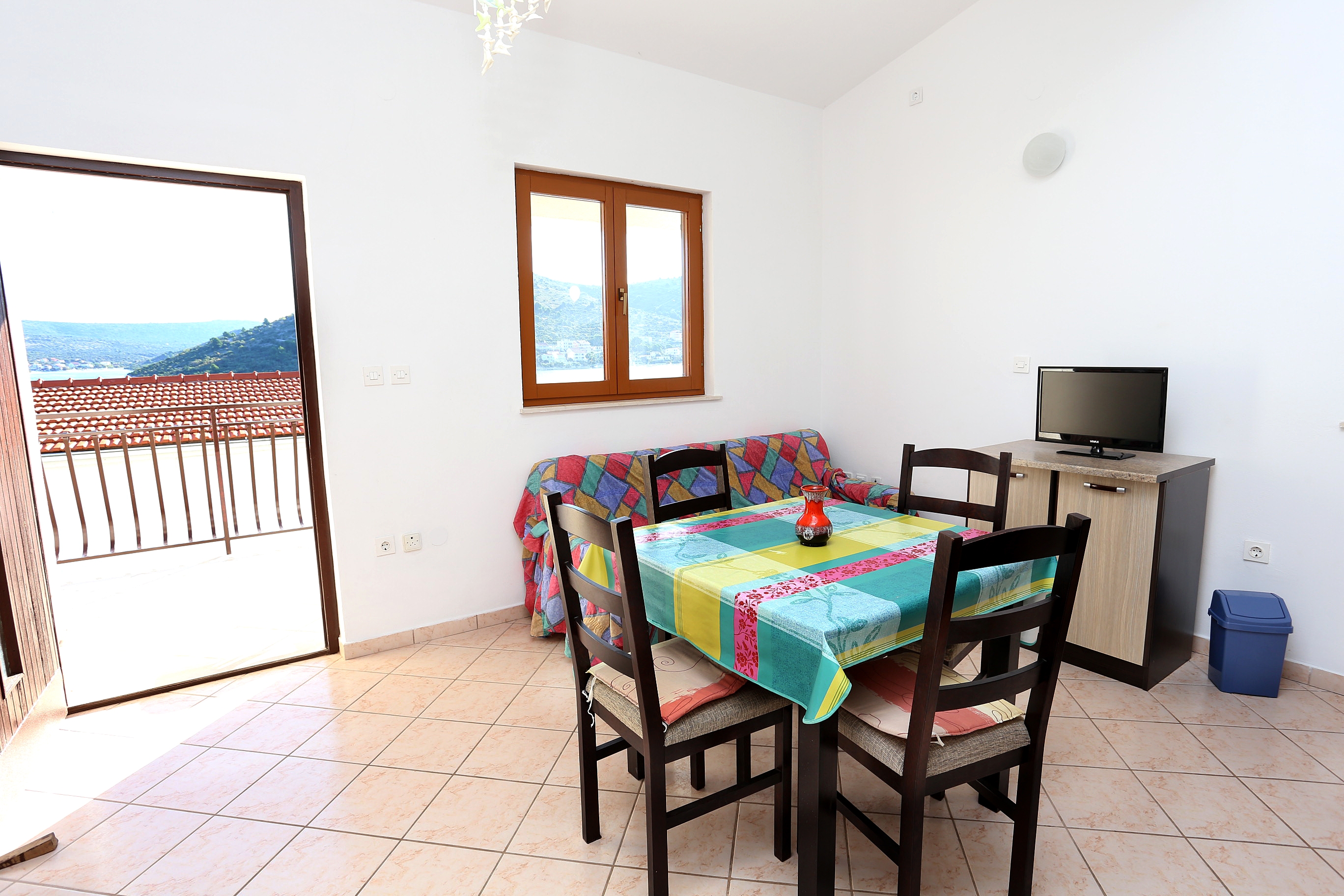 Two bedroom apartment near beach Rogoznica (A-10338-a)