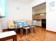 Rogoznica, Comedor in the apartment, air condition available y WiFi.