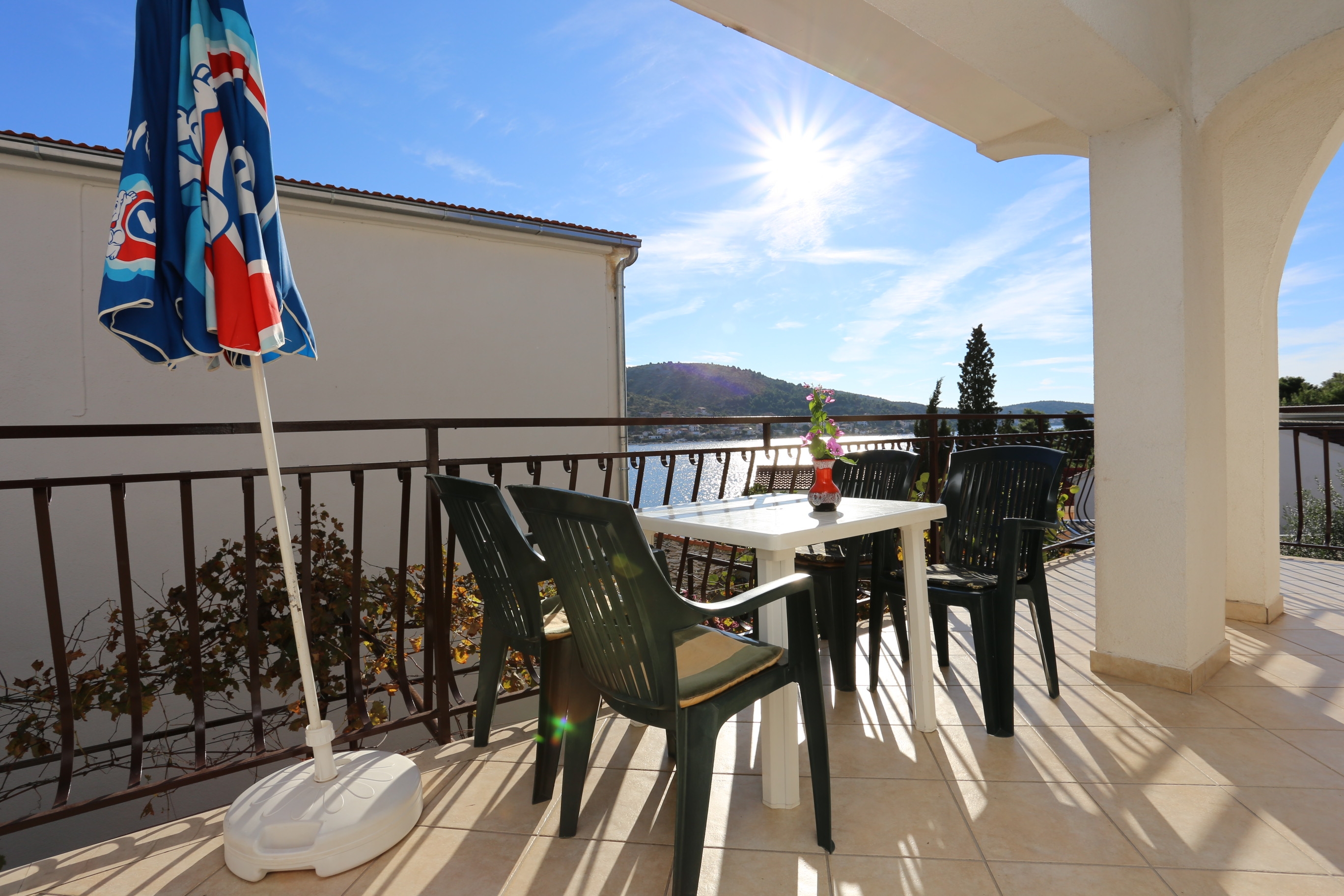 Two bedroom apartment near beach Rogoznica (A-10338-b)