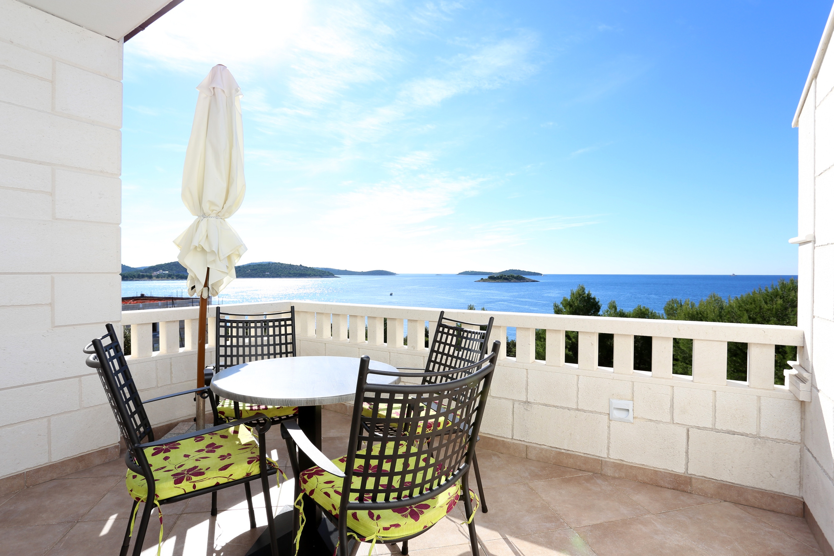 Two bedroom apartment with terrace and sea view Rogoznica  A-a