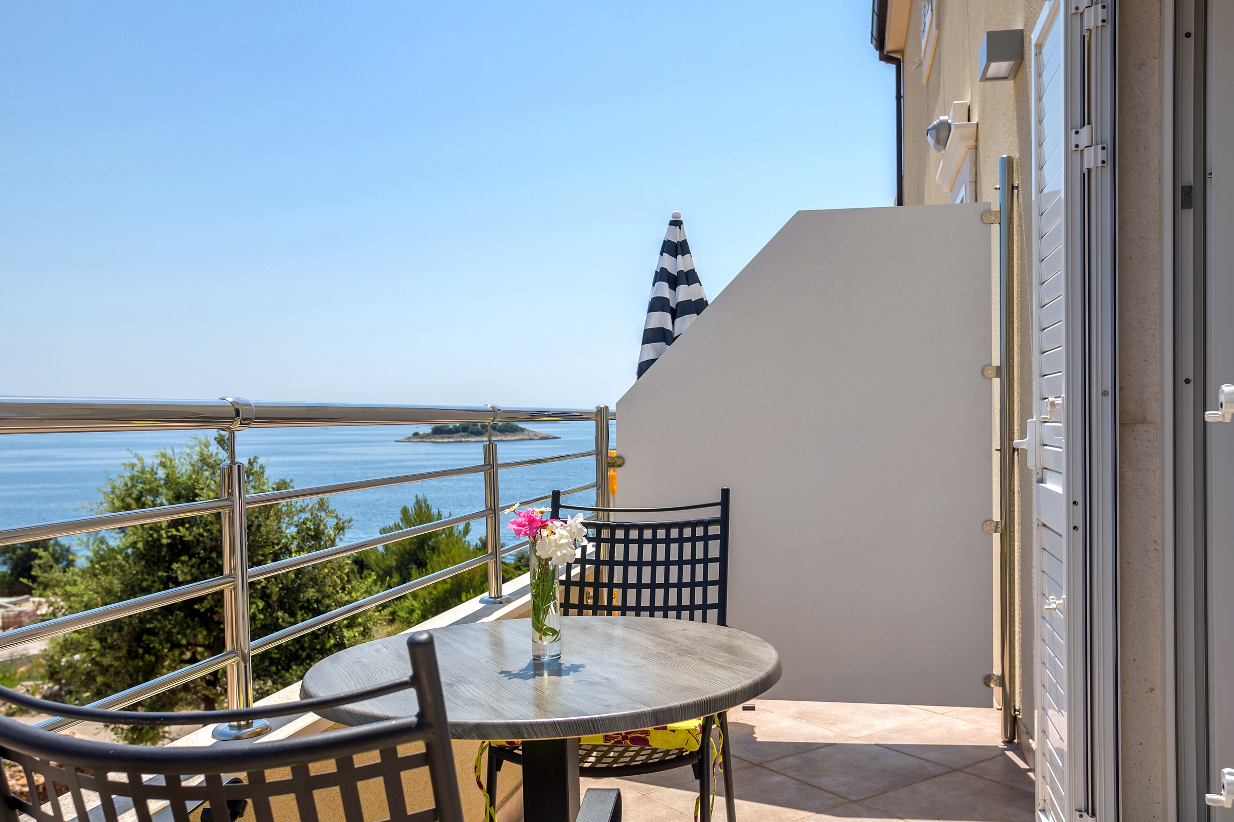 One bedroom apartment with terrace and sea view Rogoznica (A-10339-b)