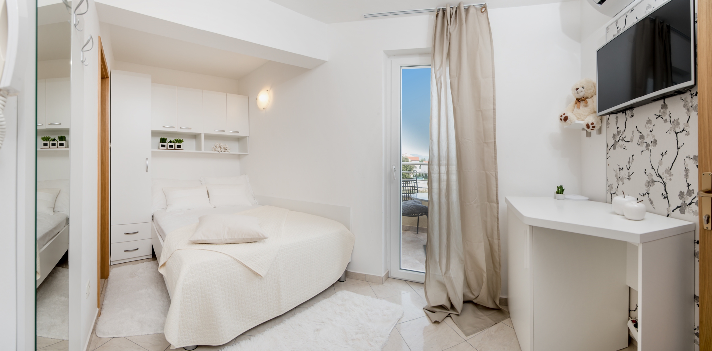 Room with balcony and sea view Rogoznica (S-10339-a) Room with balcony and sea view Rogoznica (S-10339-a)