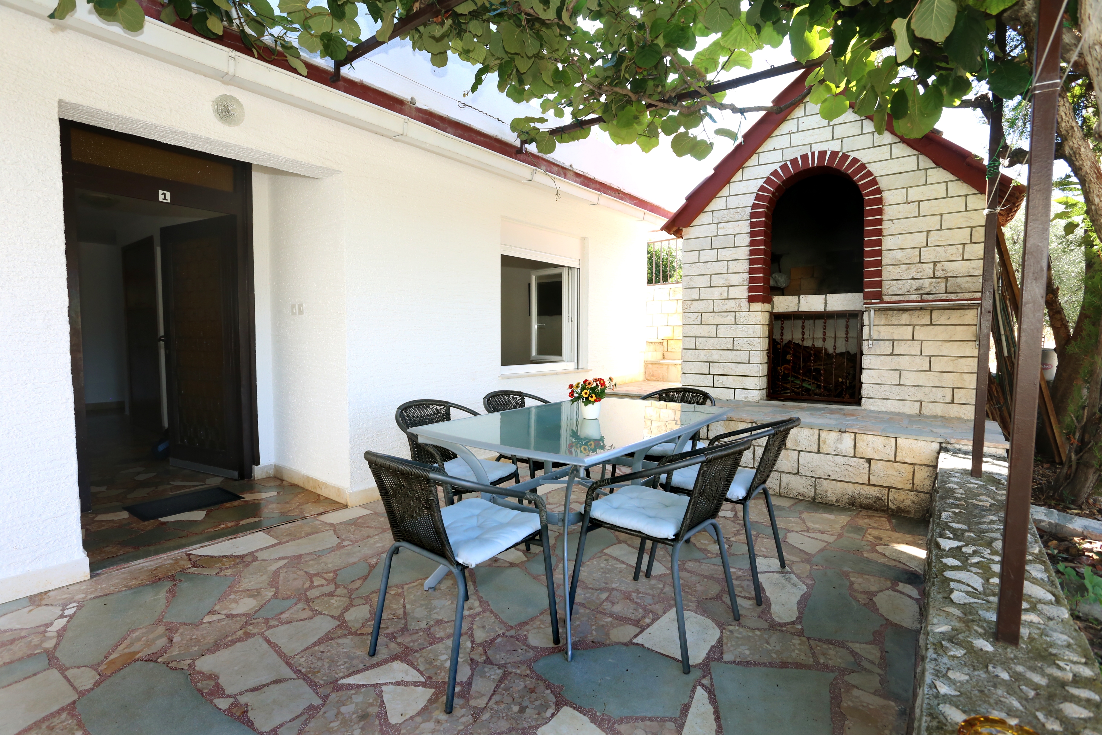 Two bedroom apartment with terrace Trogir  A-a