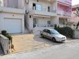 Podstrana, Split, Parkeerplaats 10348 - Appartementen with pebble beach.