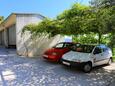 Parkolóhely Stanići, Omiš, Parkolóhely 10357 - Nyaralóház a tenger közelében kavicsos stranddal.