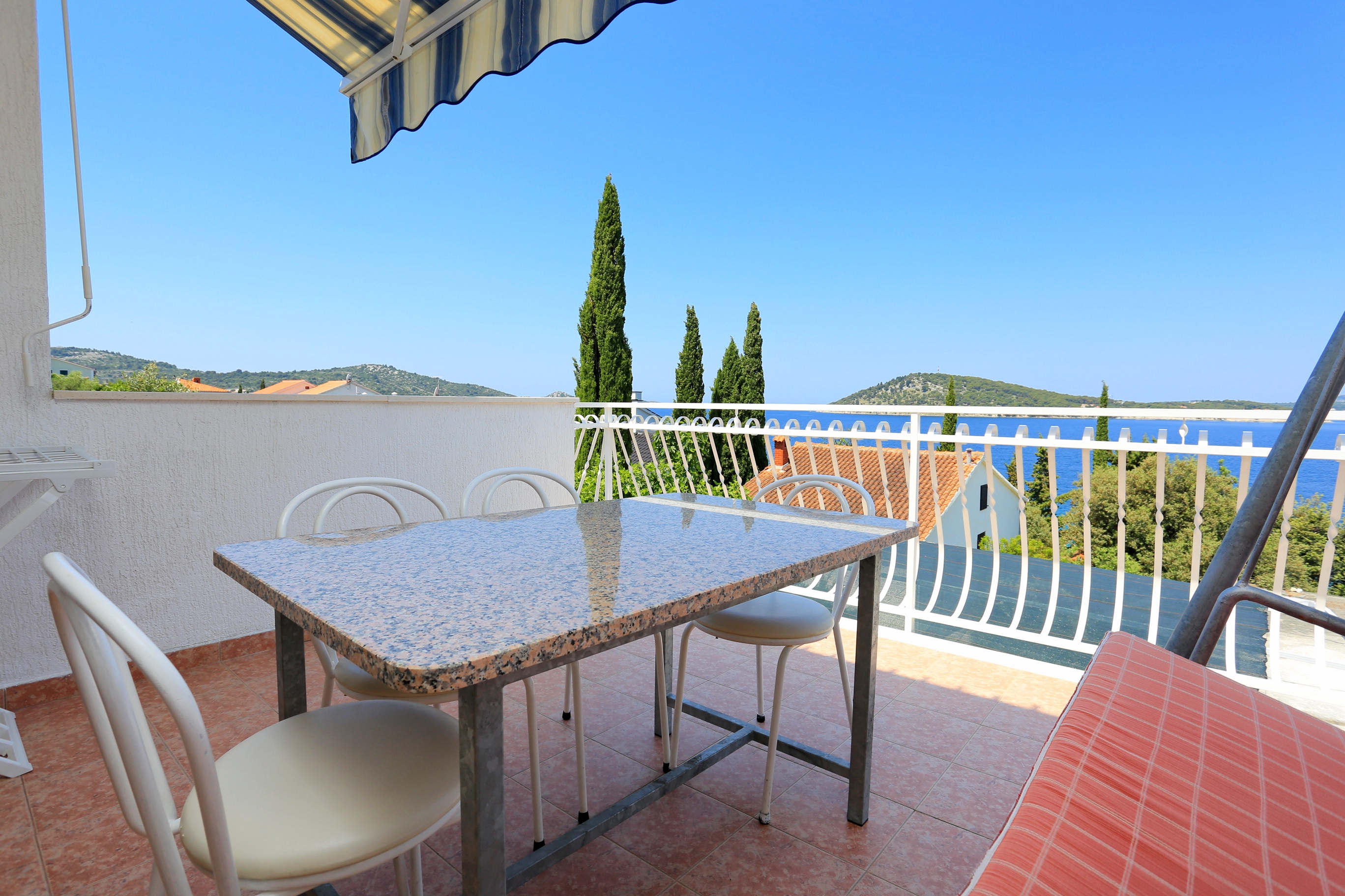 One bedroom apartment near beach Ražanj, Rogoznica  A-a