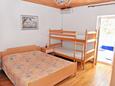 Спальня Metajna, Спальня в размещении типа studio-apartment, доступный кондиционер, Домашние животные допускаются и WiFi.