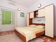 Baška Voda, Bedroom in the studio-apartment, air condition available and WiFi.