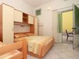 Baška Voda, Bedroom in the studio-apartment, air condition available and WiFi.