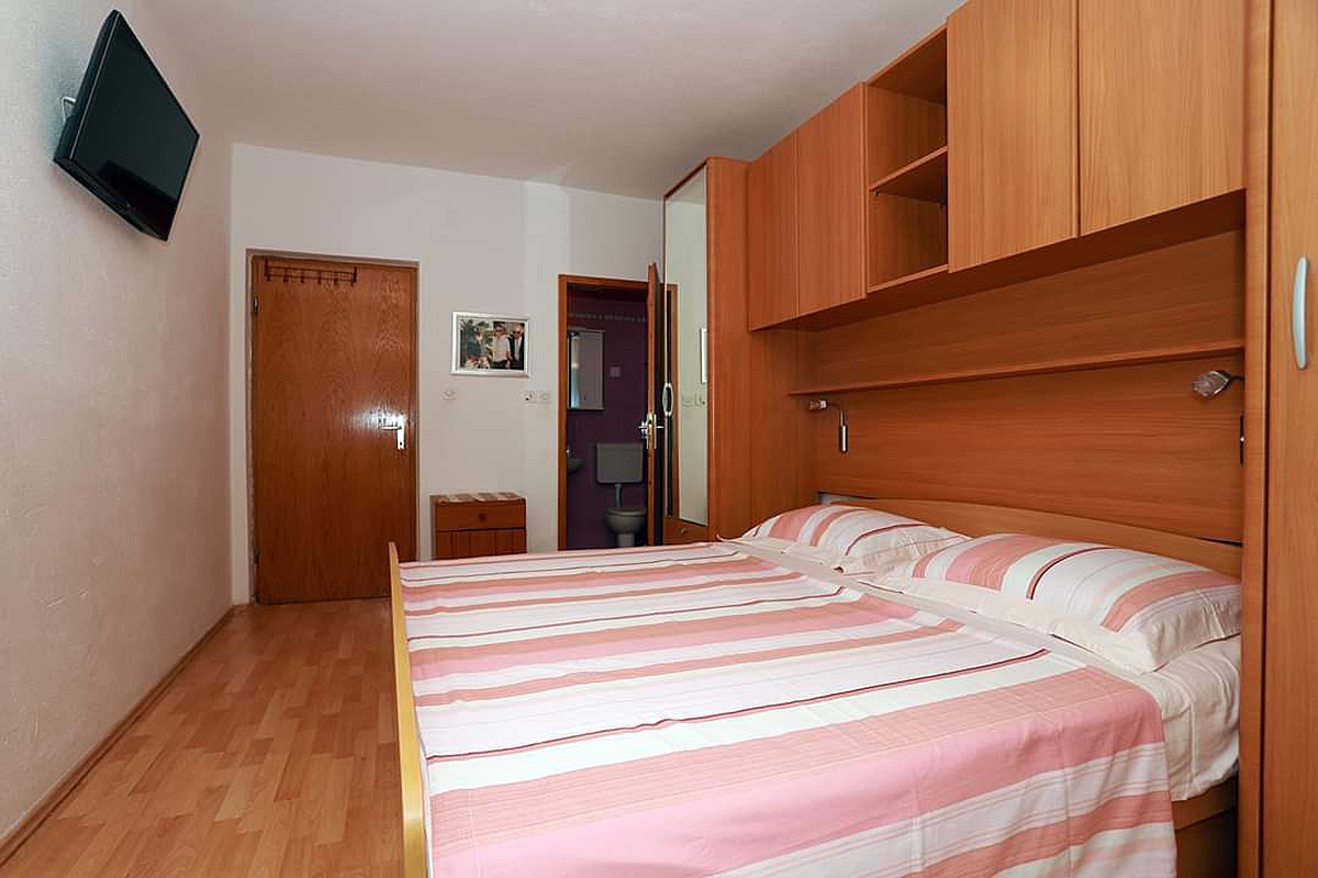Studio flat with terrace Baška Voda, Makarska (AS-10406-e)