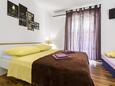 Vodice, Slaapkamer in the studio-apartment, air condition available en WiFi.