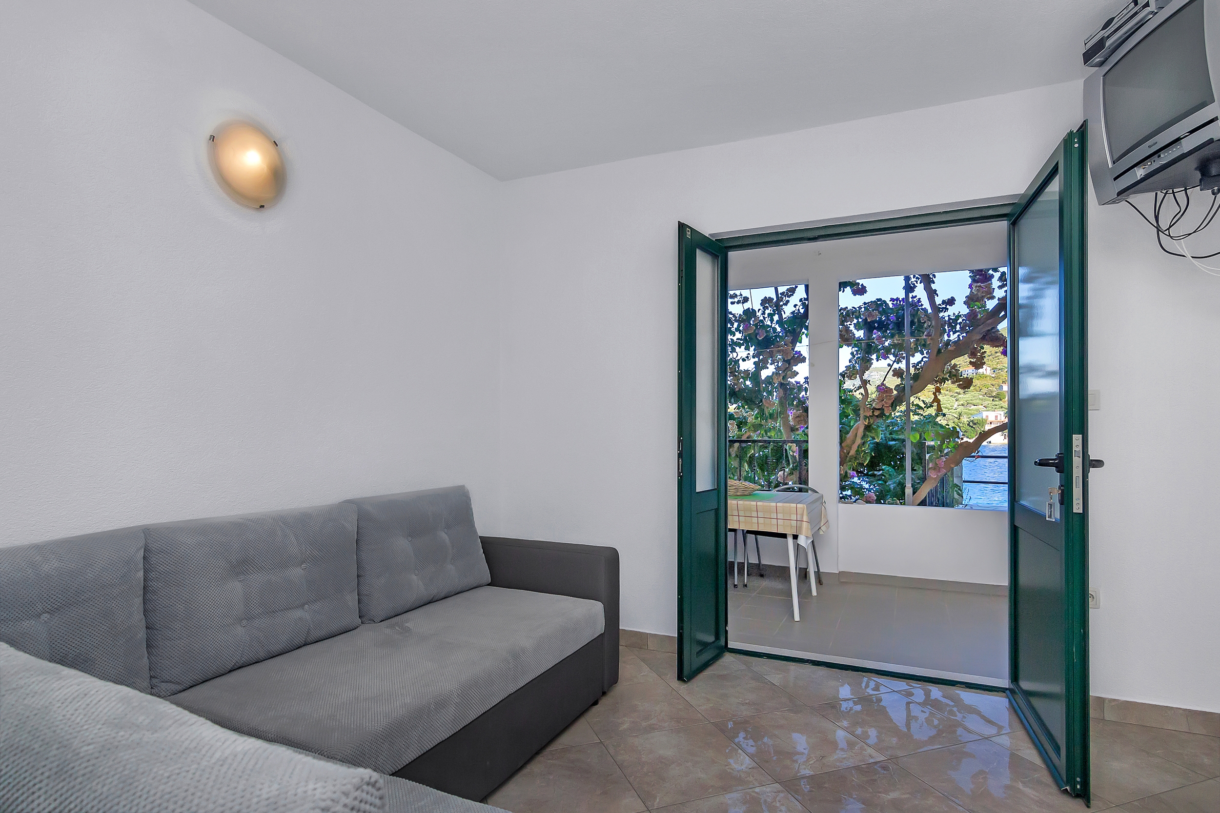 One bedroom apartment near beach Cove Pokrivenik, Hvar (A-10419-b)