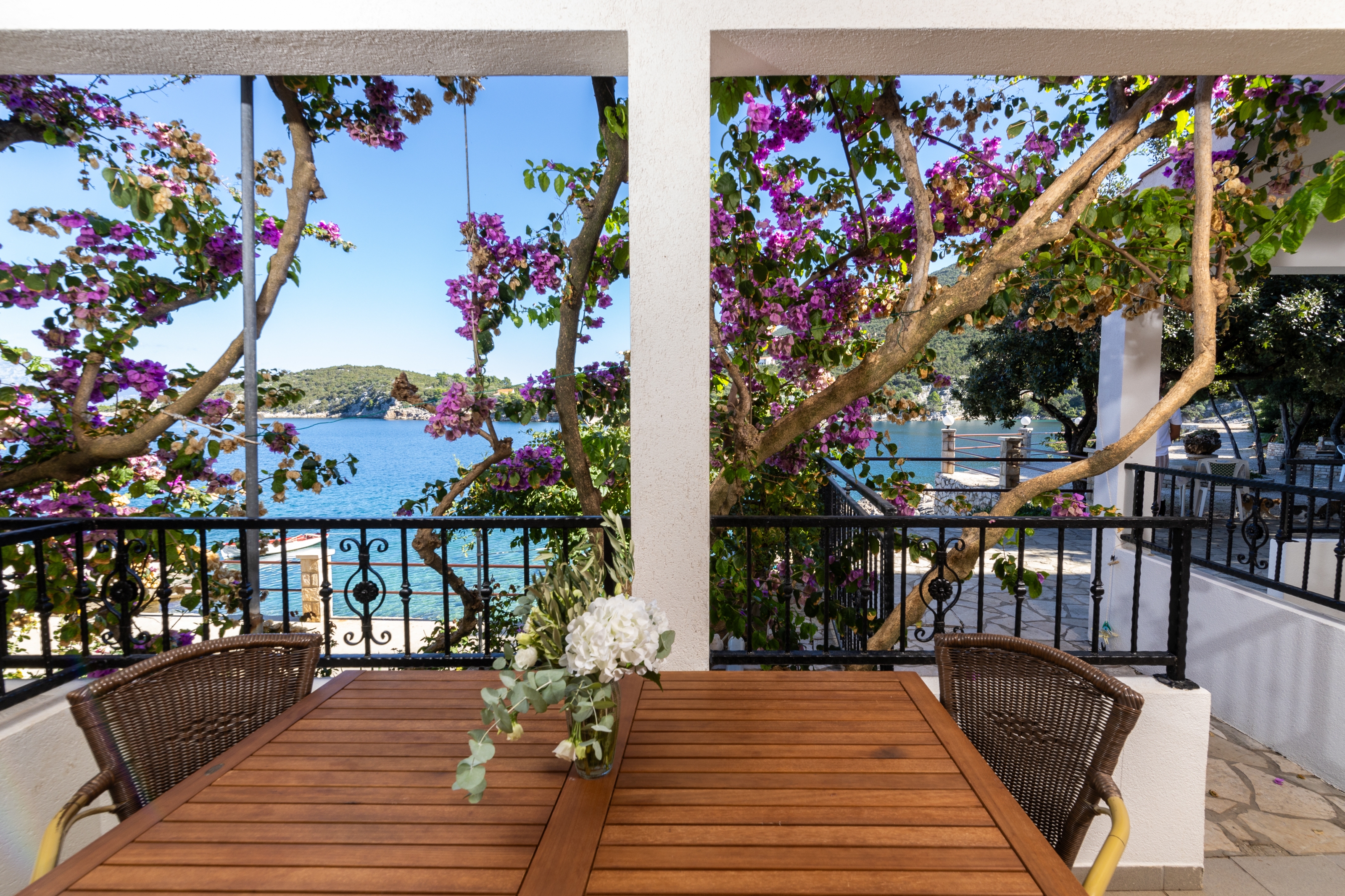 One bedroom apartment near beach Cove Pokrivenik, Hvar  A-b