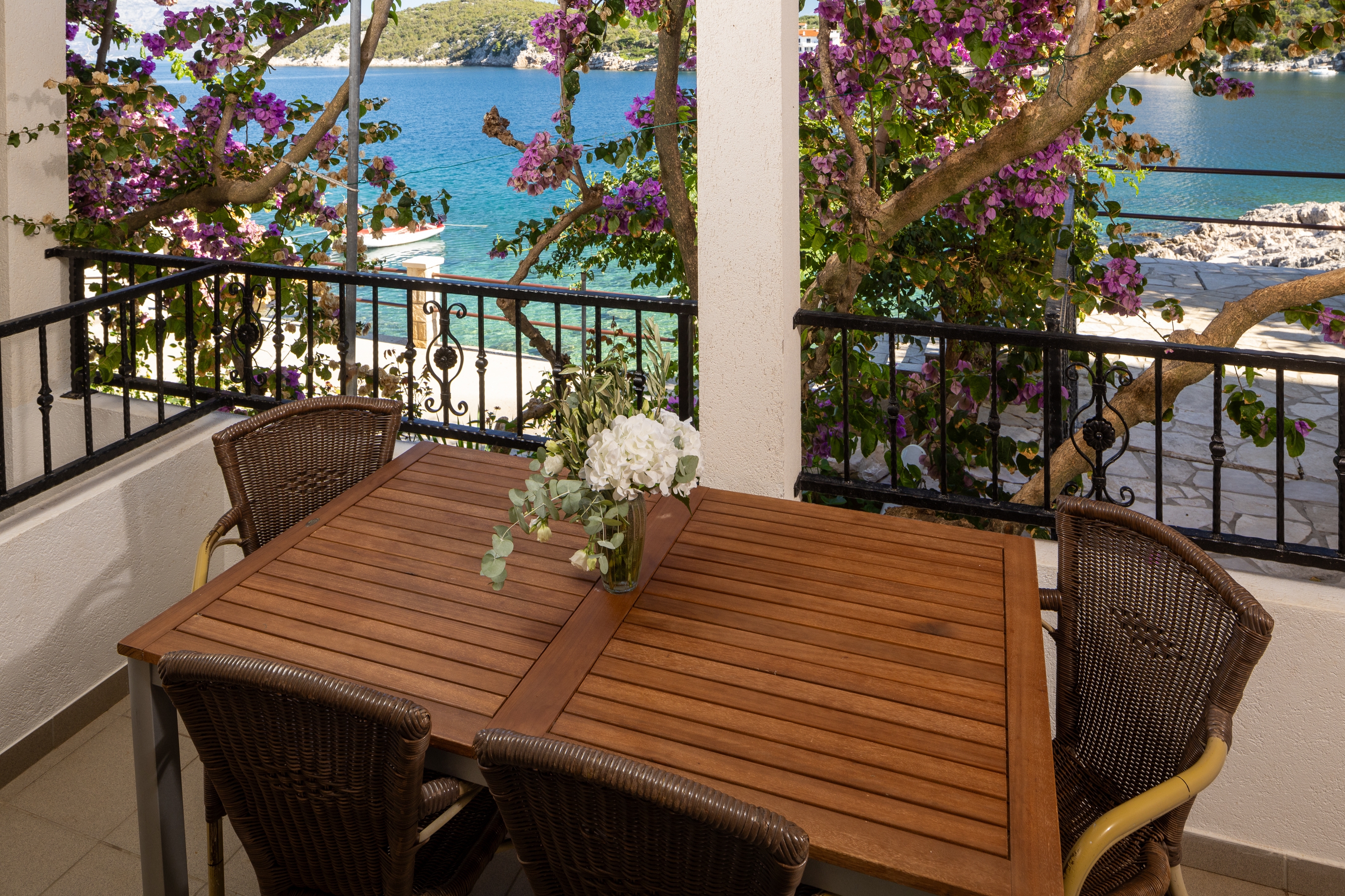 One bedroom apartment near beach Cove Pokrivenik, Hvar  A-b