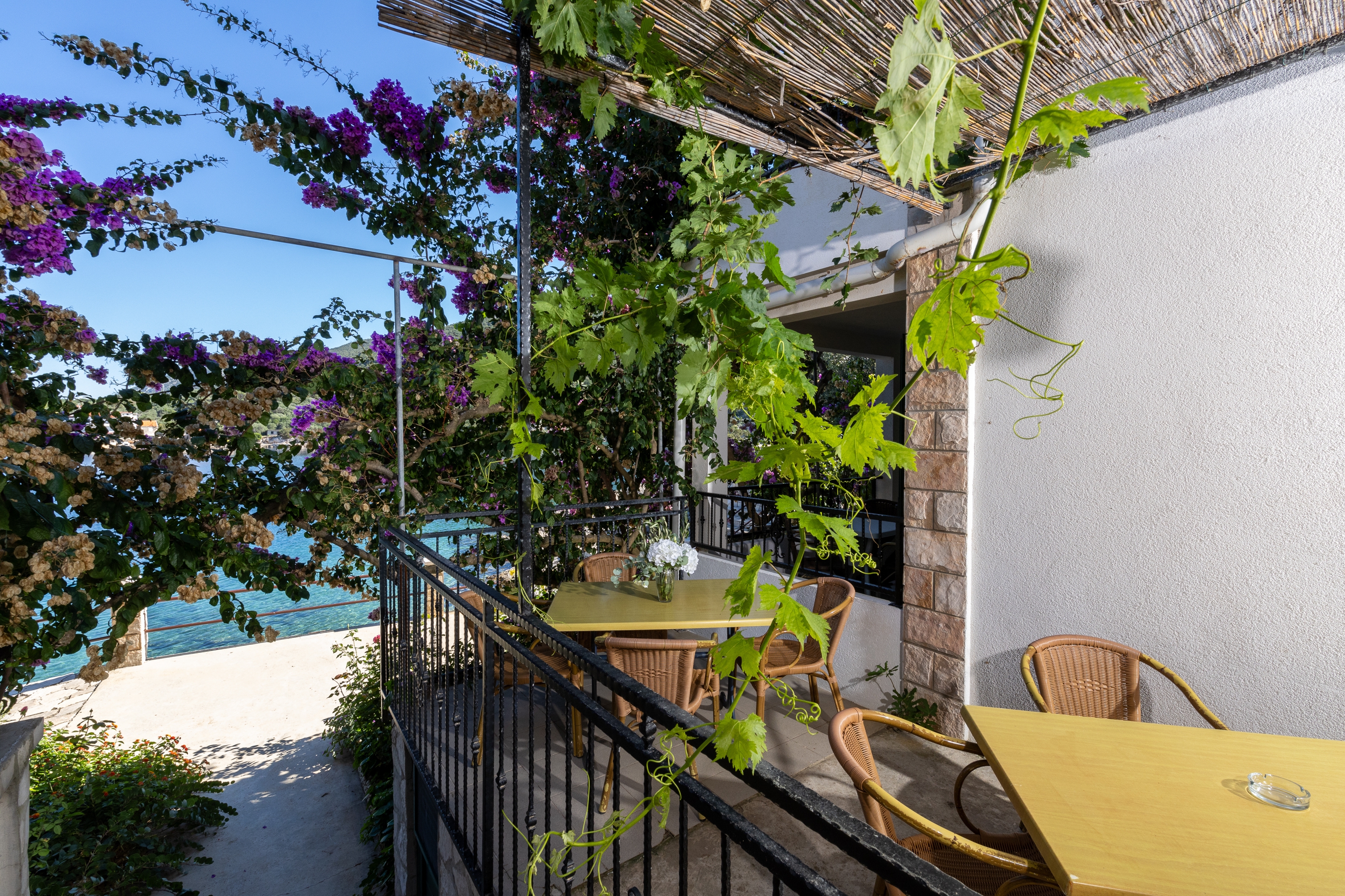 Two bedroom apartment near beach Cove Pokrivenik, Hvar  A-c