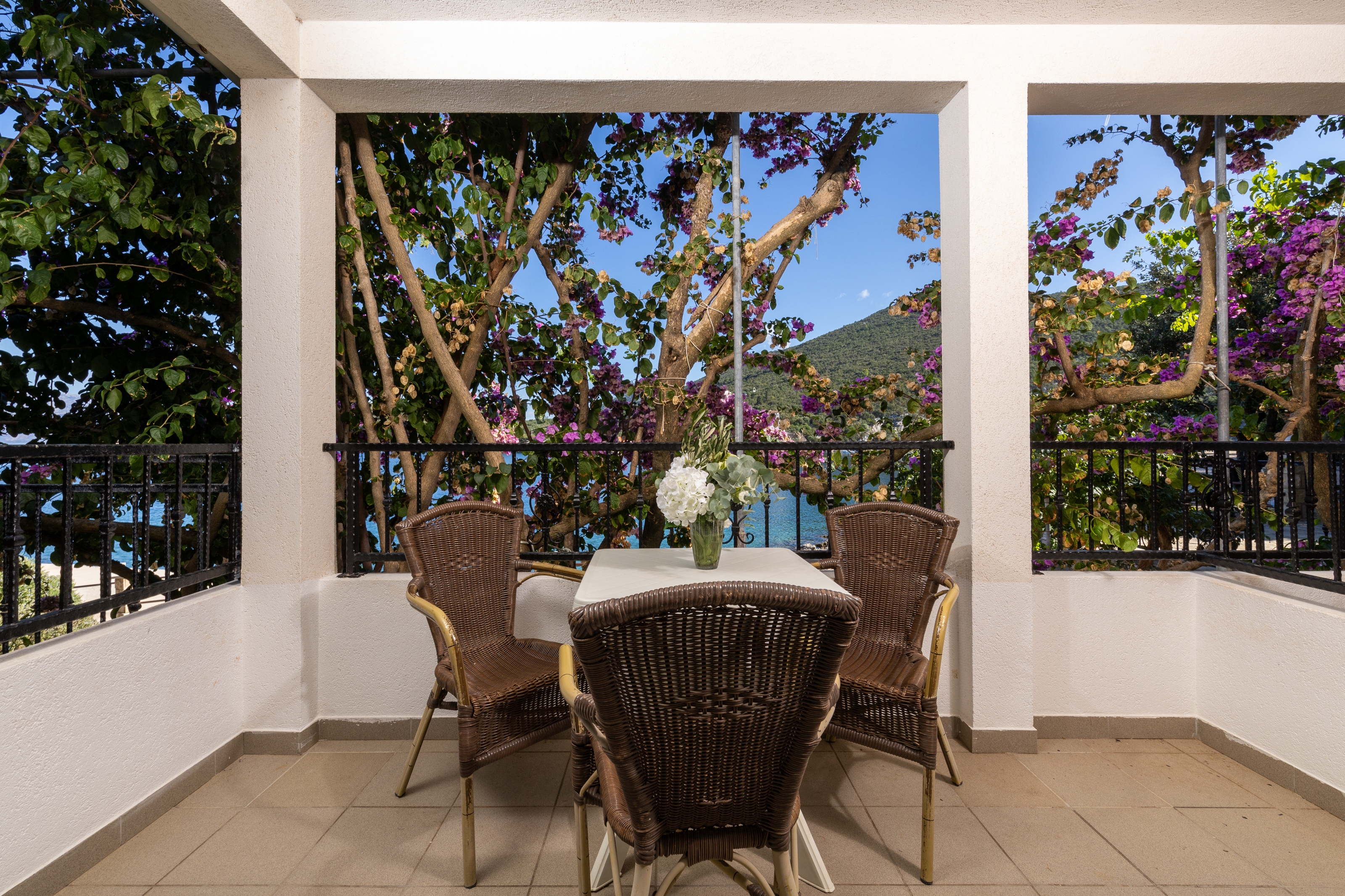Two bedroom apartment near beach Cove Pokrivenik, Hvar  A-c