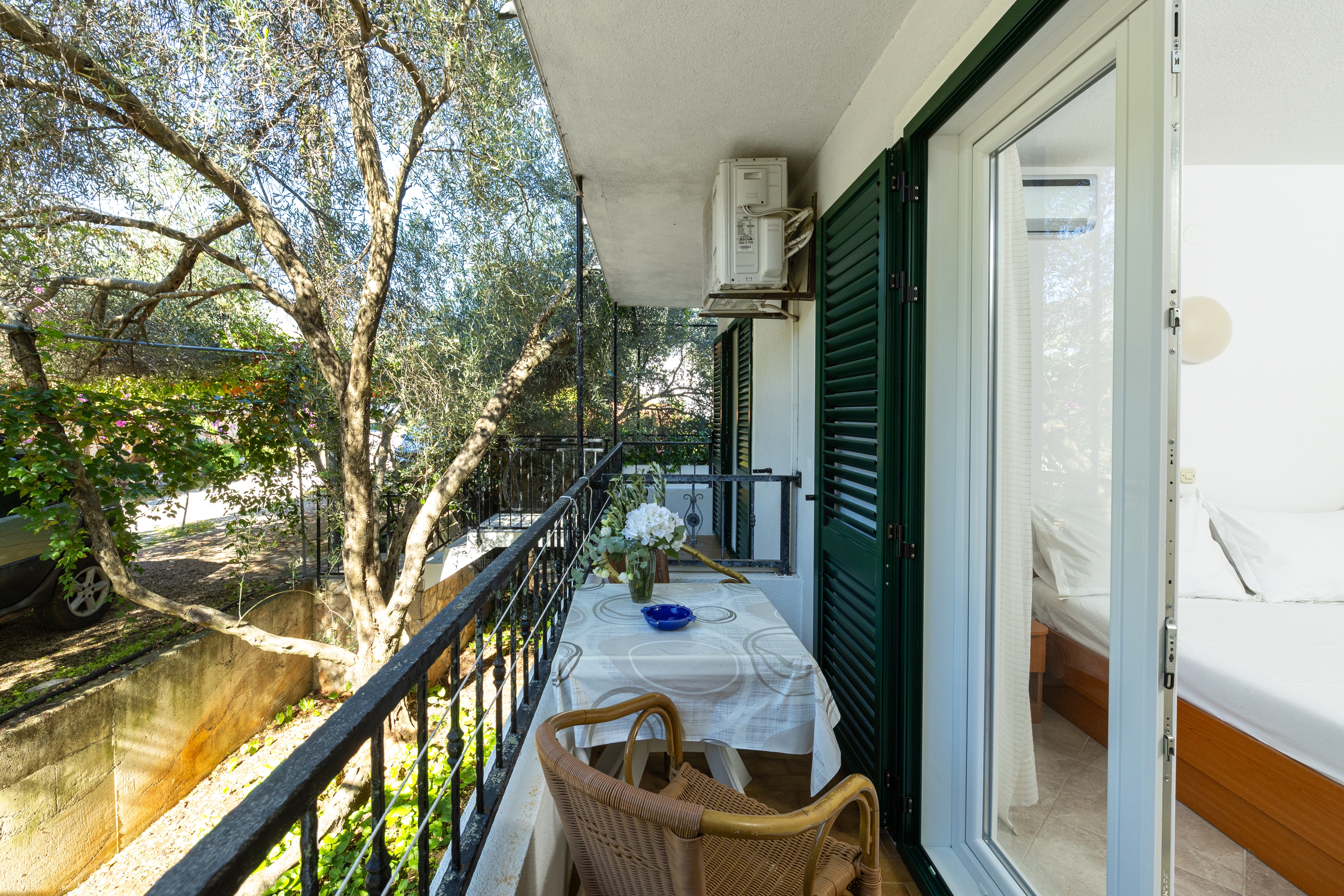 One bedroom apartment near beach Cove Pokrivenik, Hvar  A-b