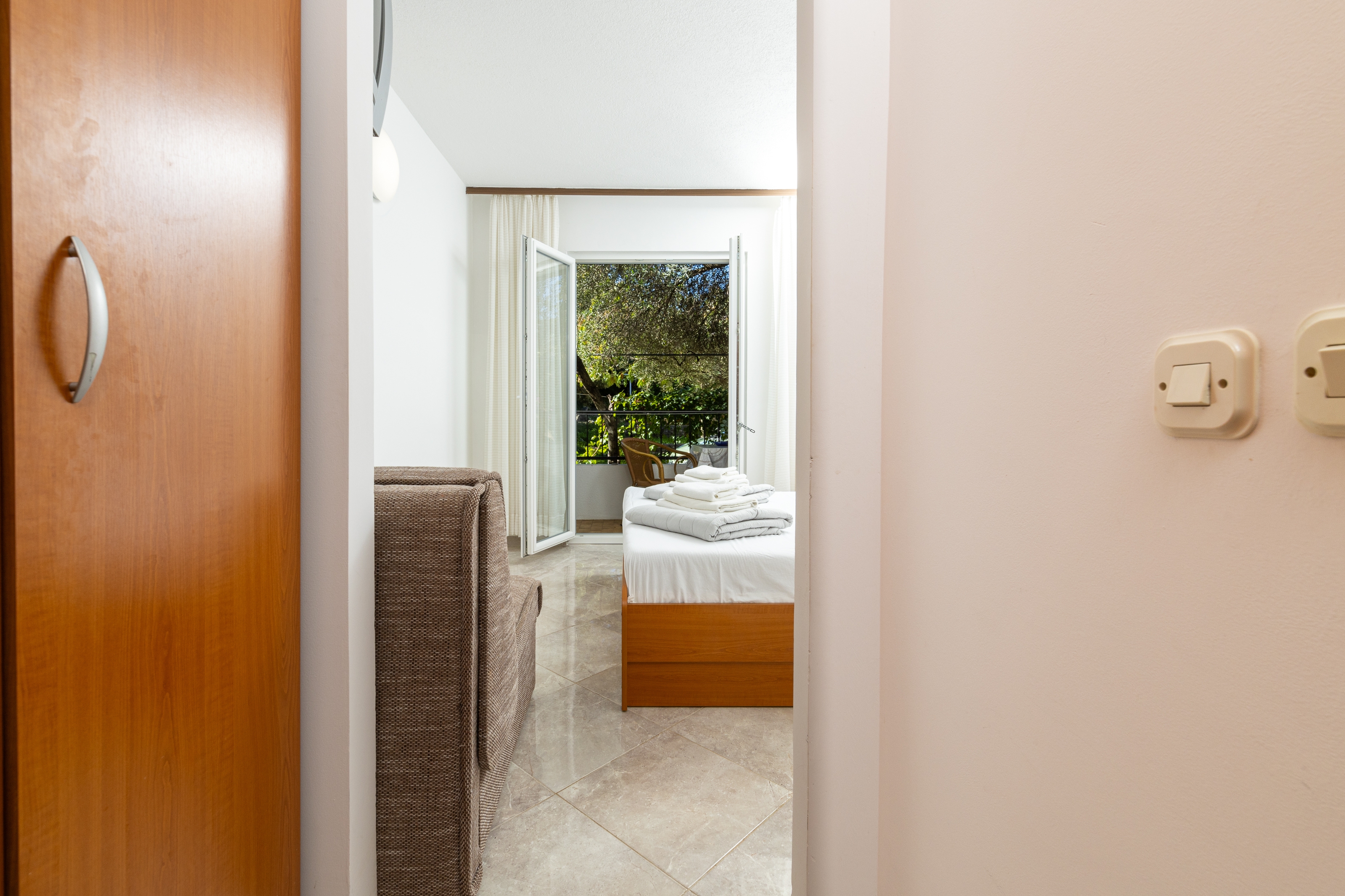 One bedroom apartment near beach Cove Pokrivenik, Hvar  A-b