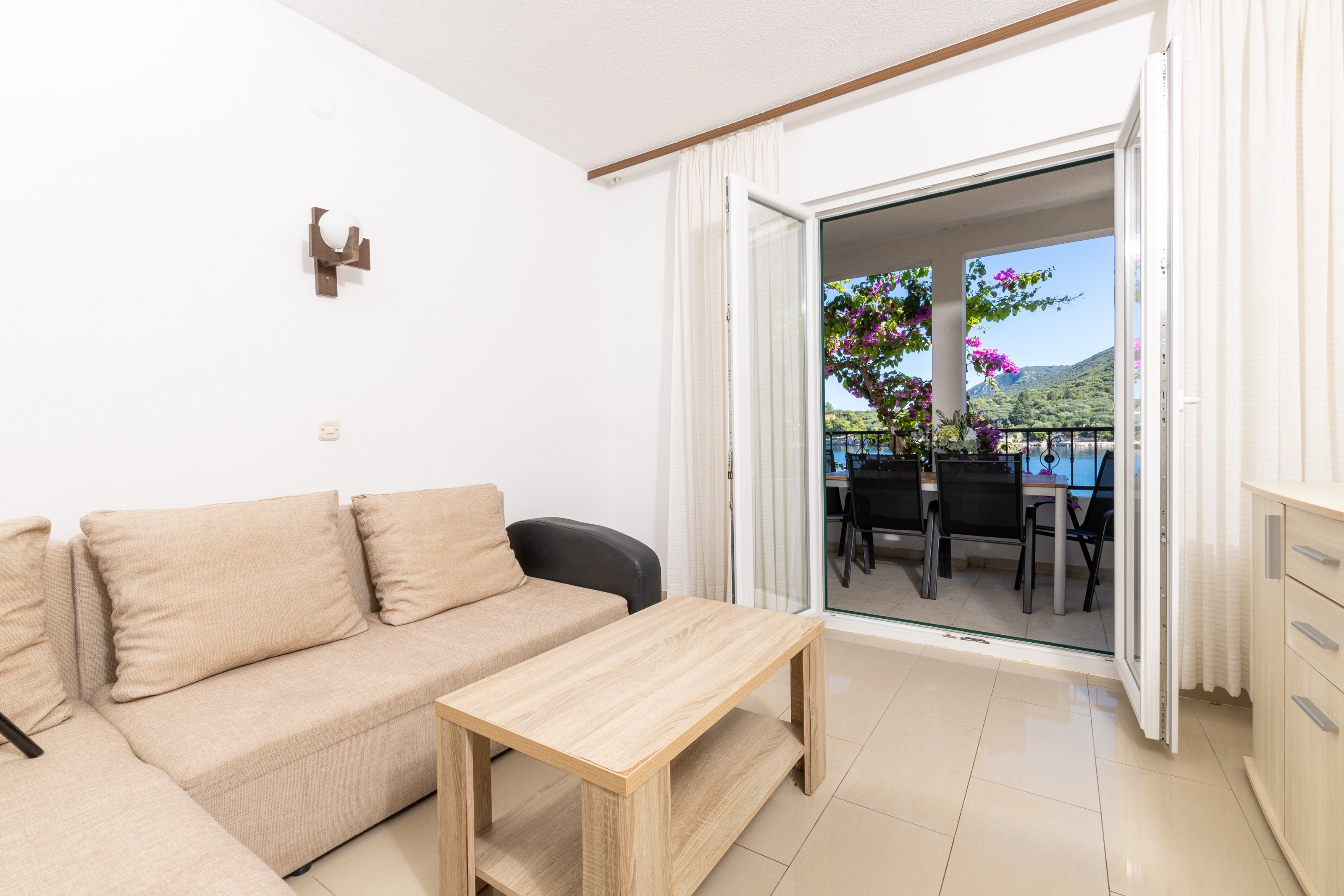 One bedroom apartment near beach Cove Pokrivenik, Hvar (A-10427-b)