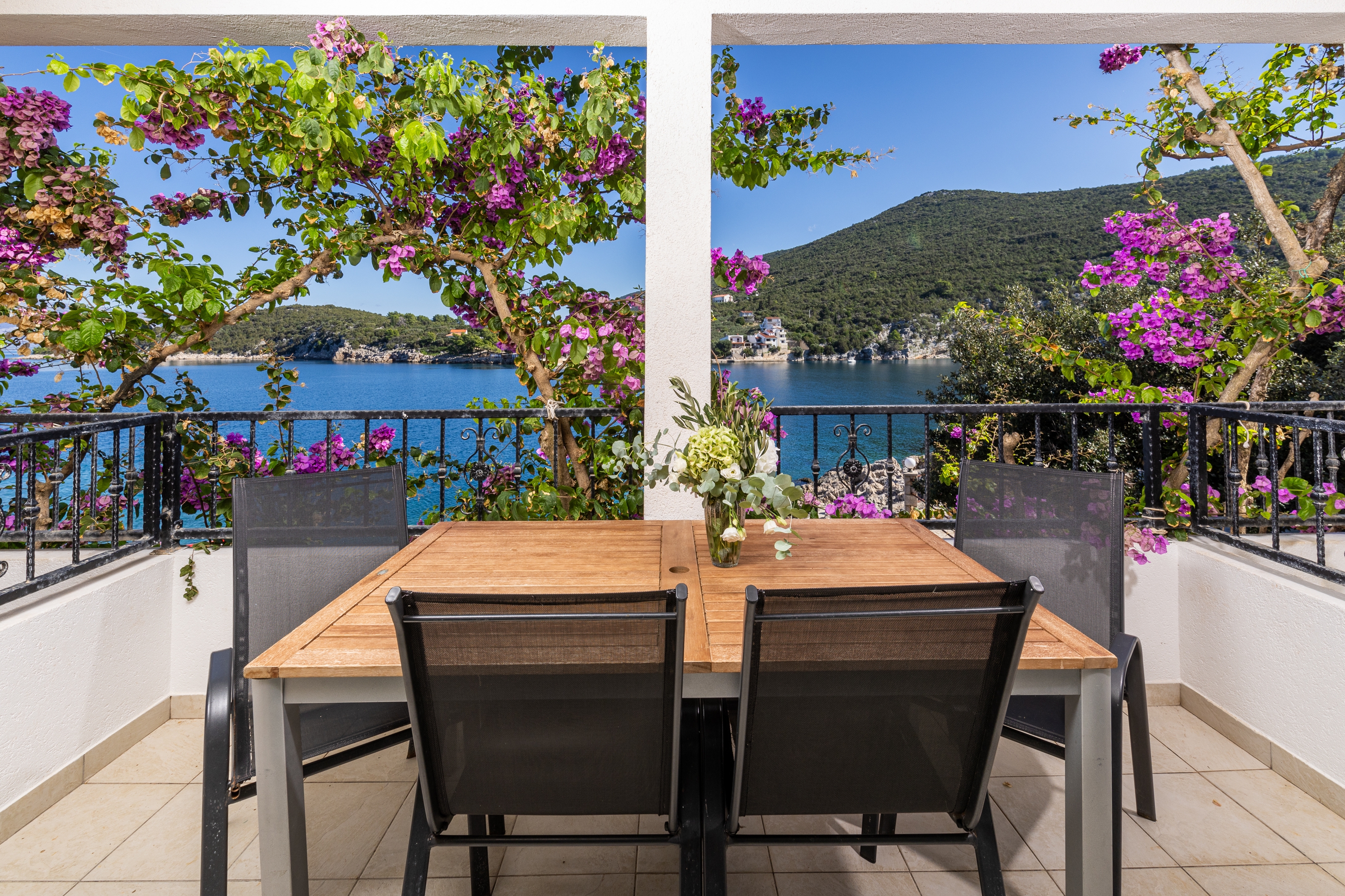 One bedroom apartment near beach Cove Pokrivenik, Hvar (A-10427-b)