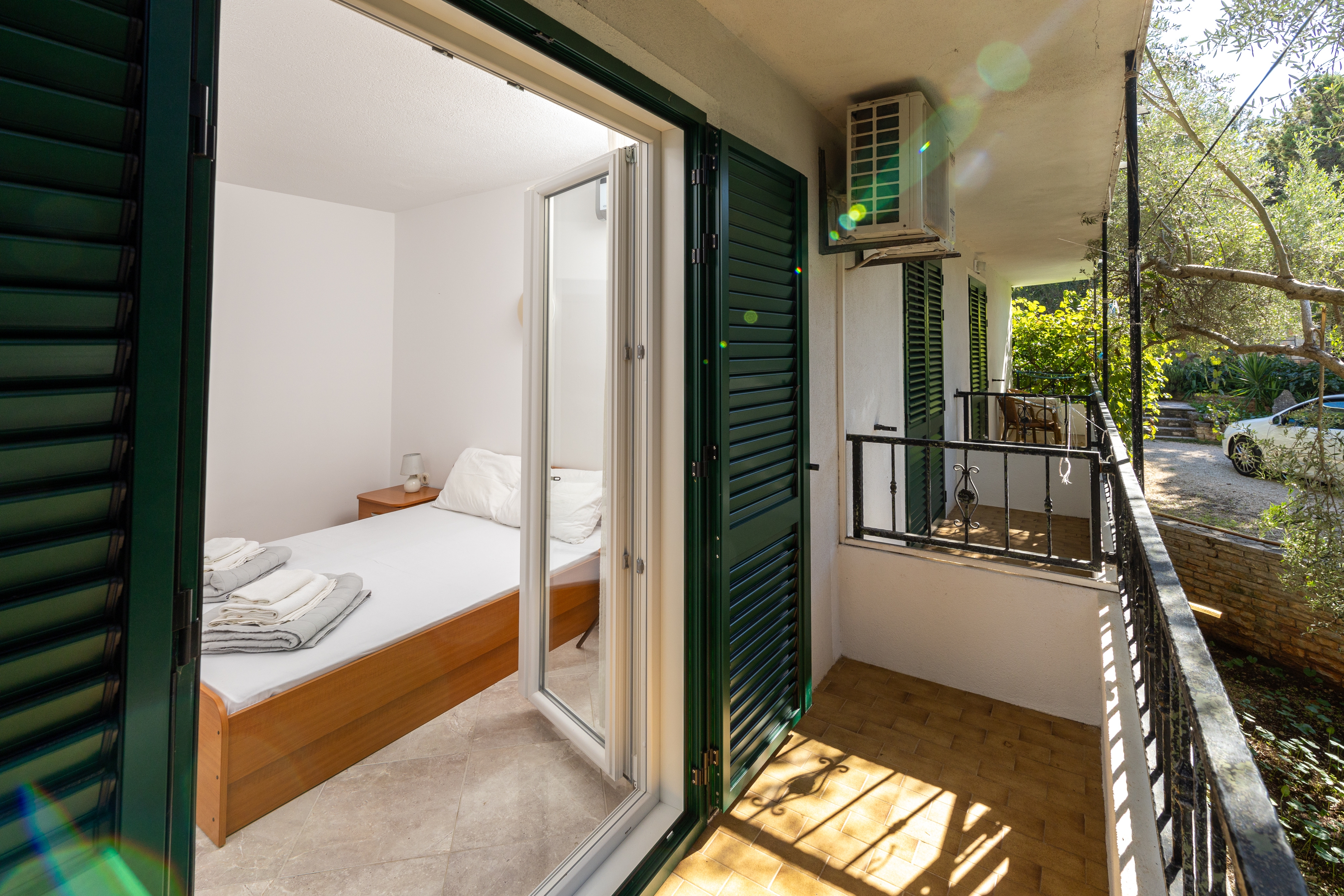 One bedroom apartment near beach Cove Pokrivenik, Hvar  A-c