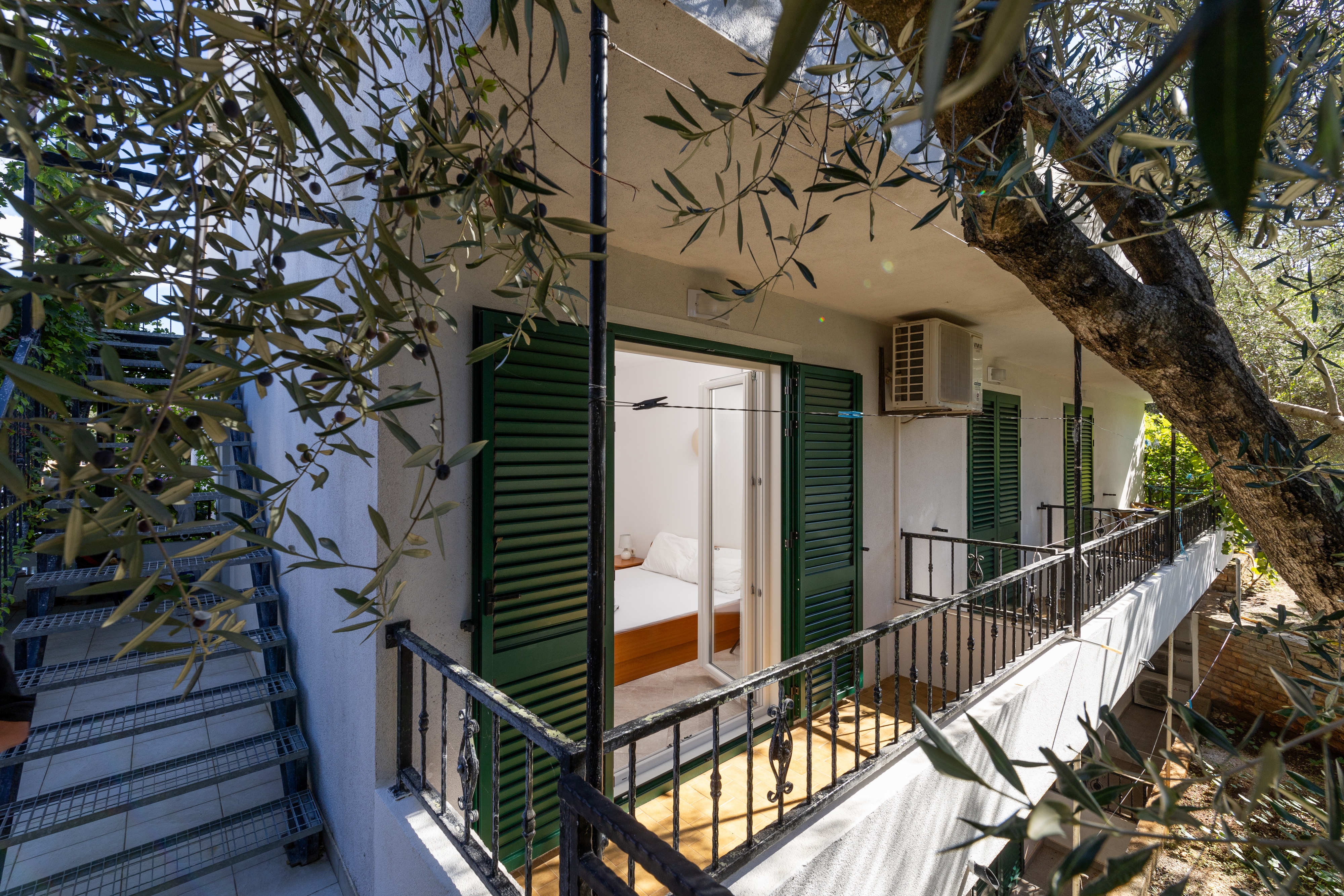 One bedroom apartment near beach Cove Pokrivenik, Hvar  A-c
