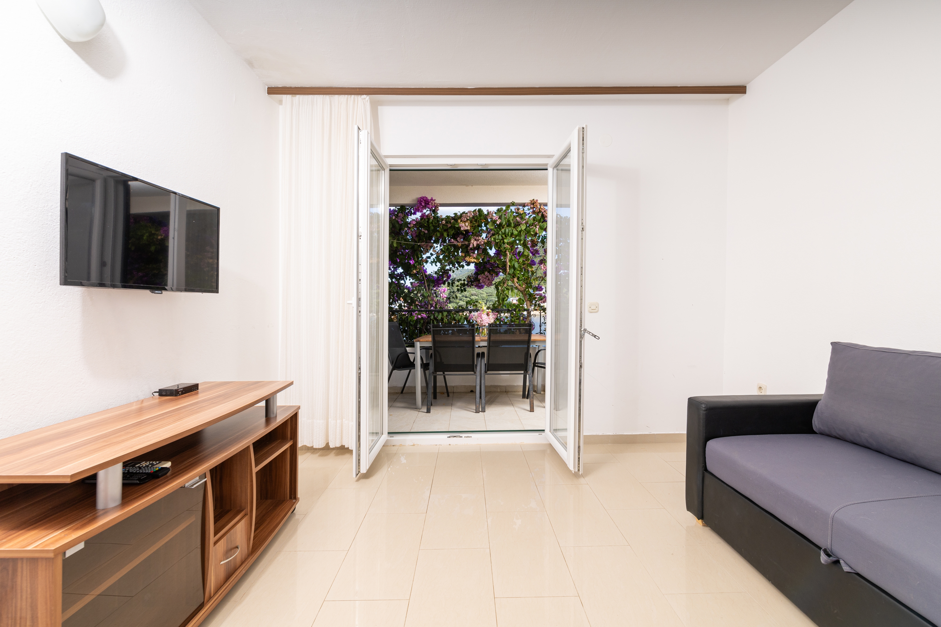 One bedroom apartment near beach Cove Pokrivenik (Hvar) (A-10427-c)