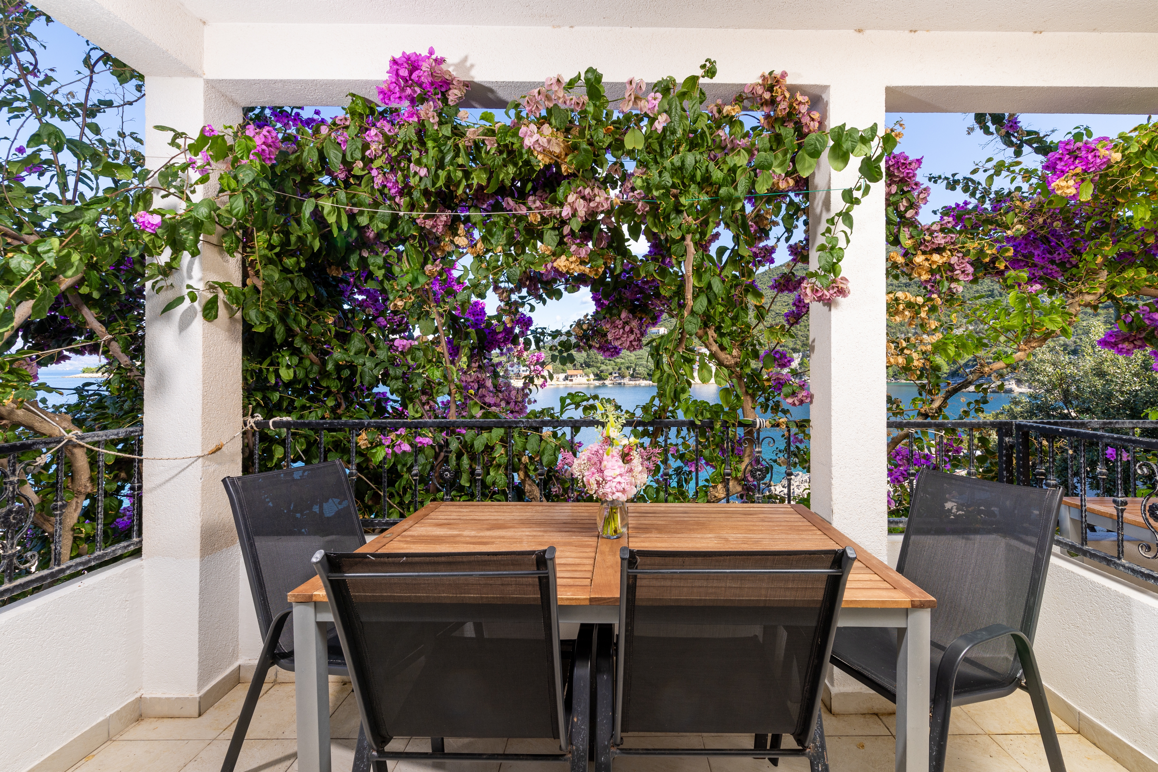 One bedroom apartment near beach Cove Pokrivenik (Hvar) (A-10427-c)