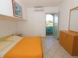 Ložnice Jakišnica, Ložnice v ubytování typu apartment, s klimatizací, domácí mazlíčci povoleni a WiFi.