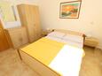 Ložnice 2 Jakišnica, Ložnice 2 v ubytování typu apartment, s klimatizací, domácí mazlíčci povoleni a WiFi.