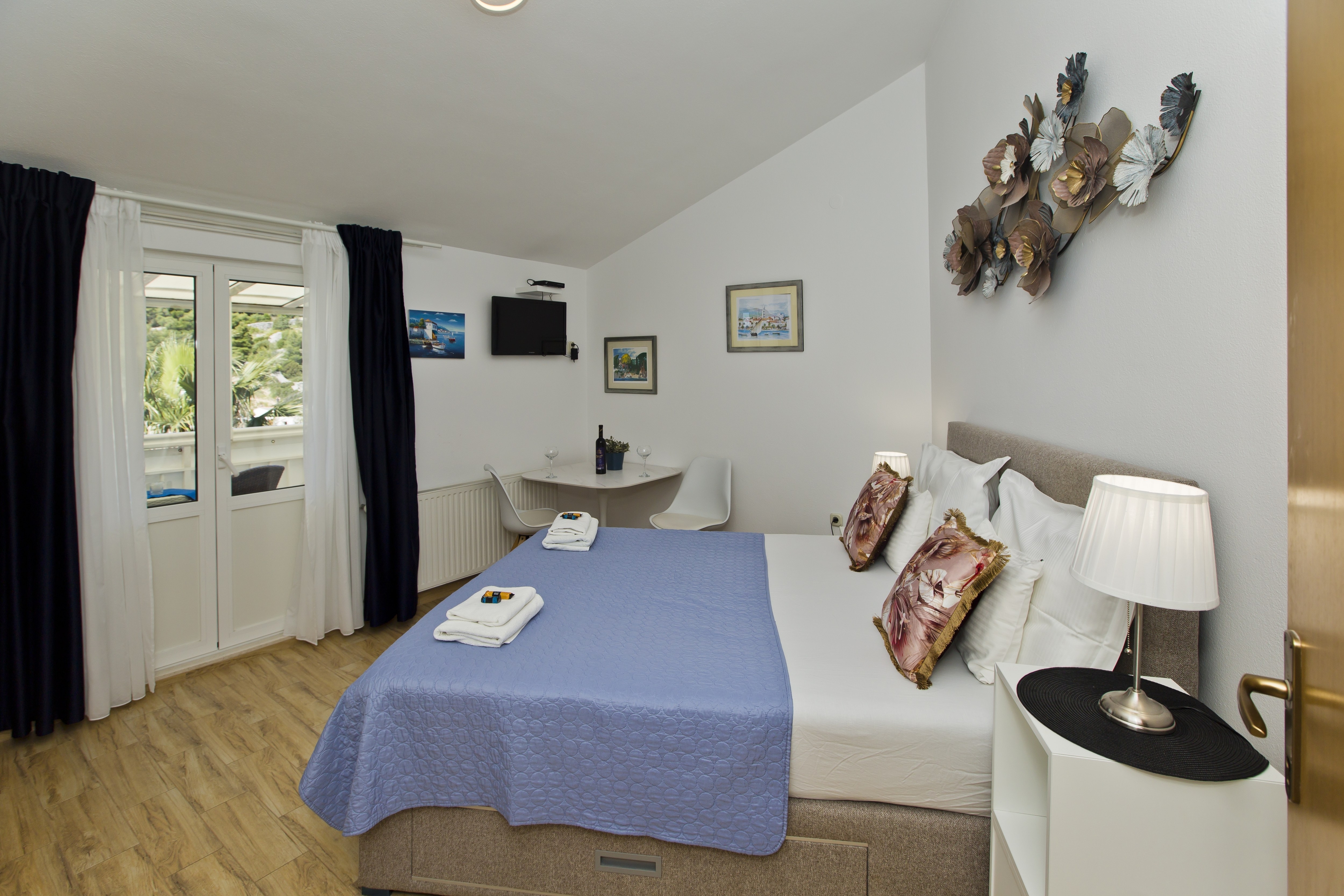 One bedroom apartment near beach Hvar (A-10430-a)