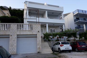 Medići, Omiš, Hébergement 1045 - Appartement avec une plage de galets.