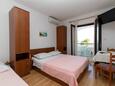 Medići, Bedroom in the studio-apartment, air condition available and WiFi.