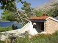 Medići, Omiš, Courtyard 1046 - Apartments near sea with pebble beach.