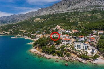 Medići, Omiš, Szálláshely 1046 - Apartmanok a tenger közelében kavicsos stranddal.