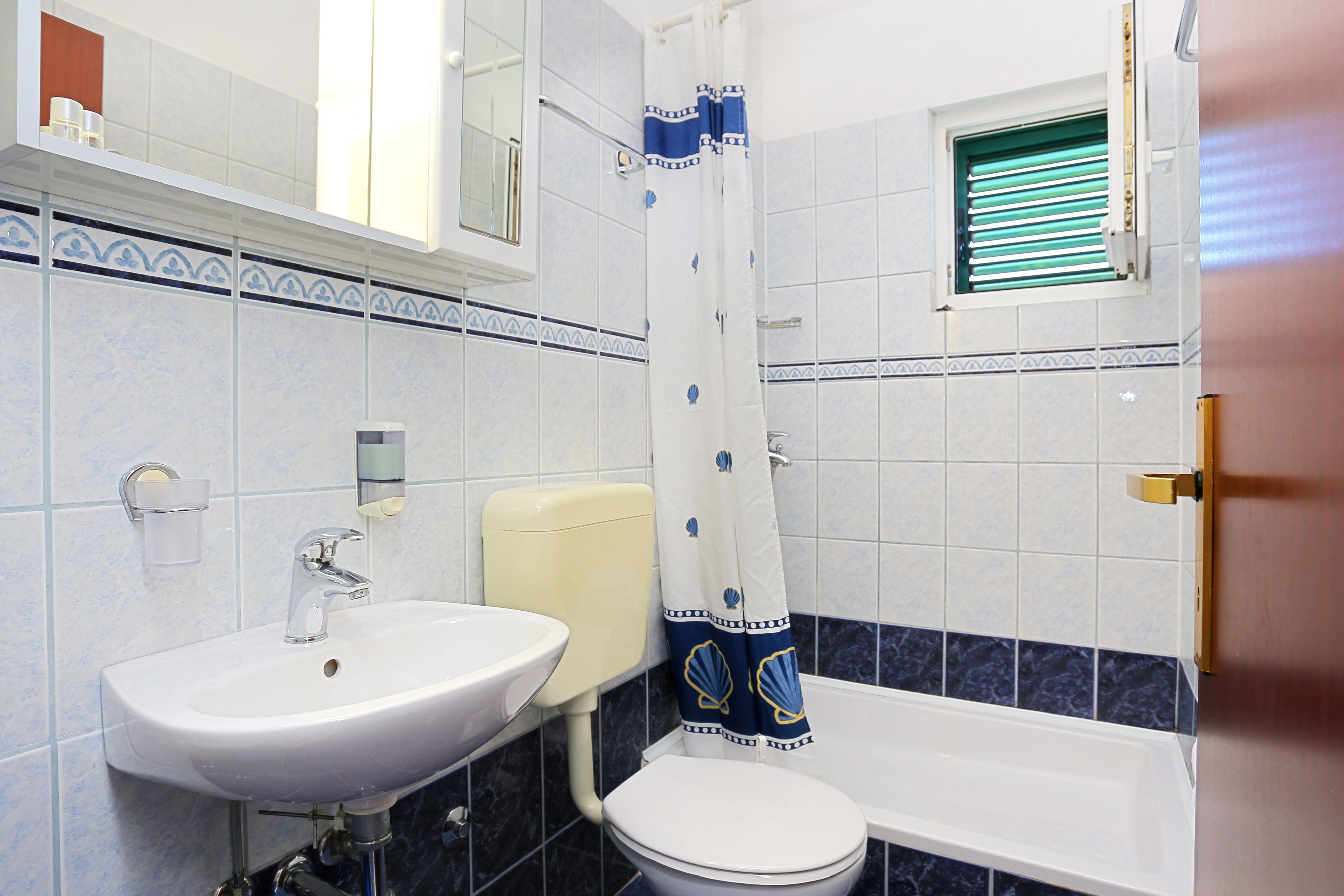One bedroom apartment near beach Medići, Omiš  A-a