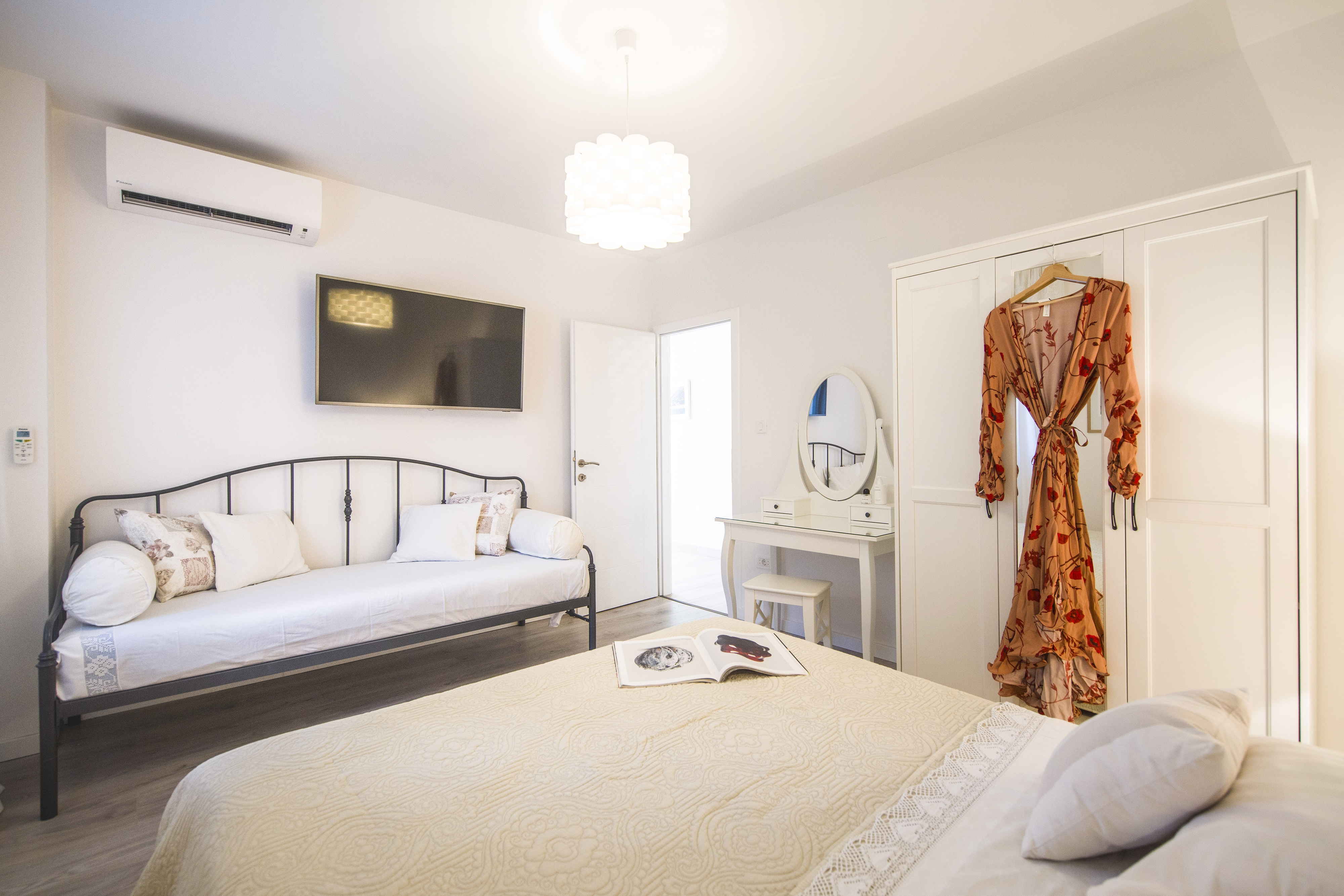 Four bedroom apartment near beach Pisak, Omiš  A-a