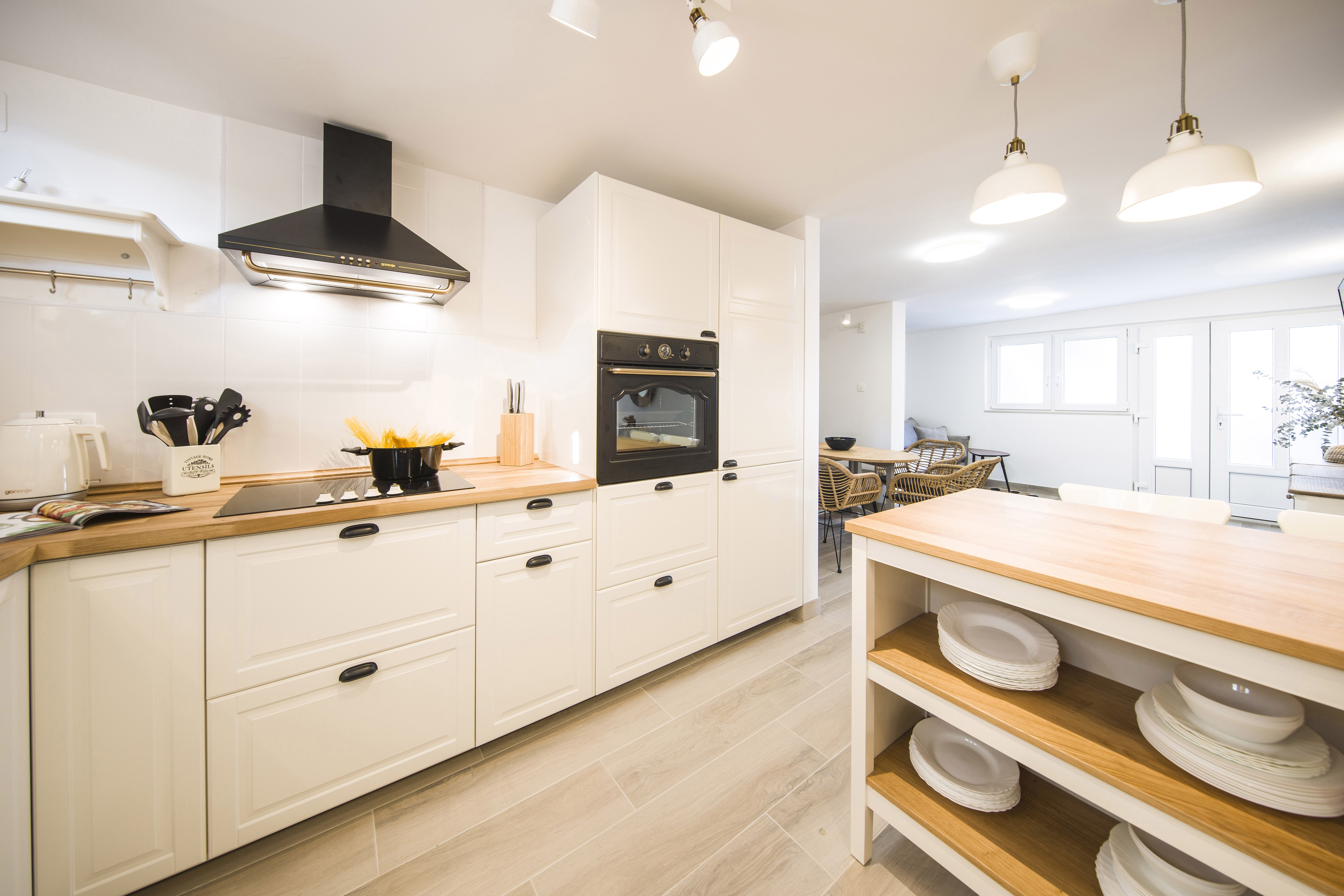 Four bedroom apartment near beach Pisak, Omiš  A-a