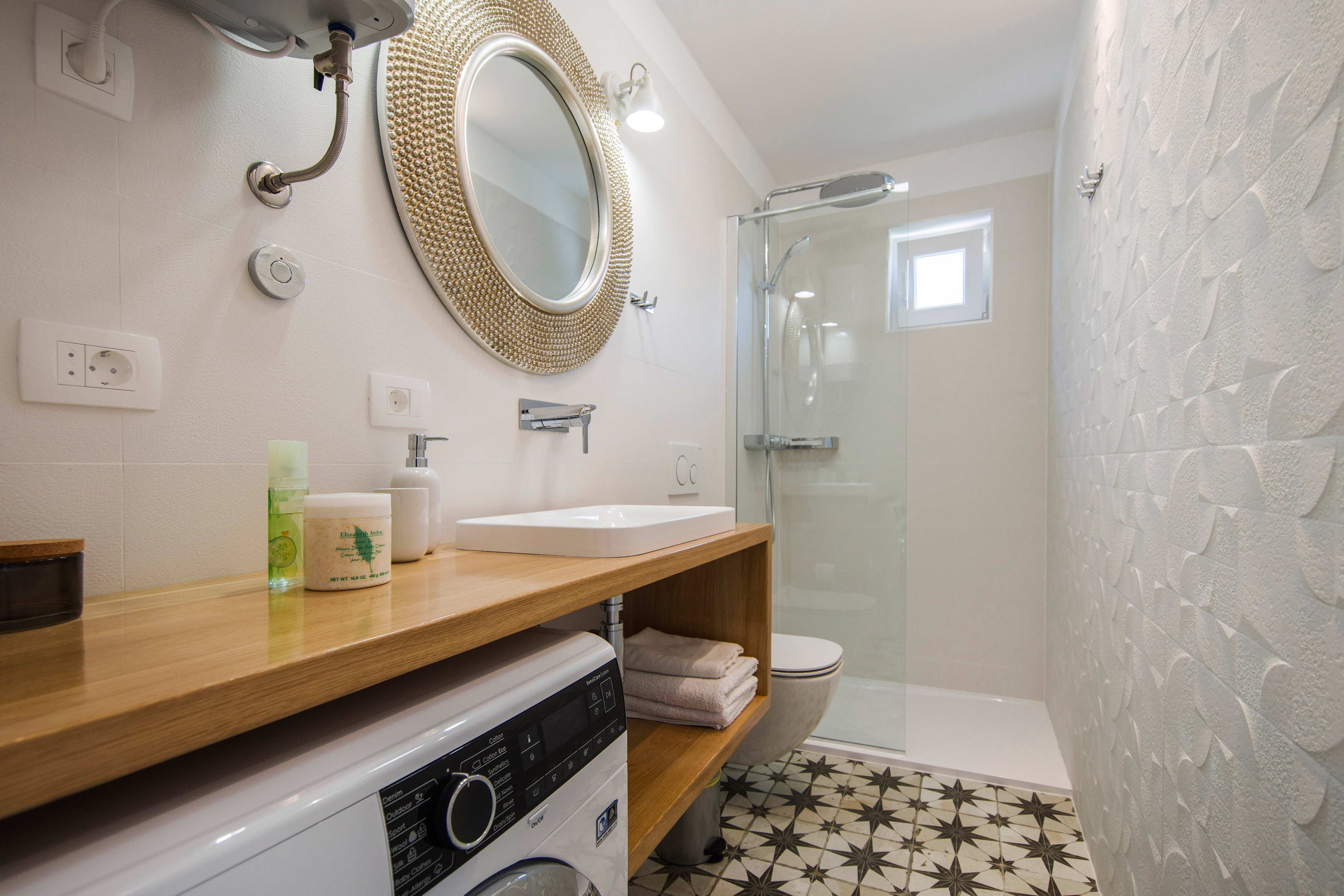 One bedroom apartment near beach Pisak, Omiš  A-b