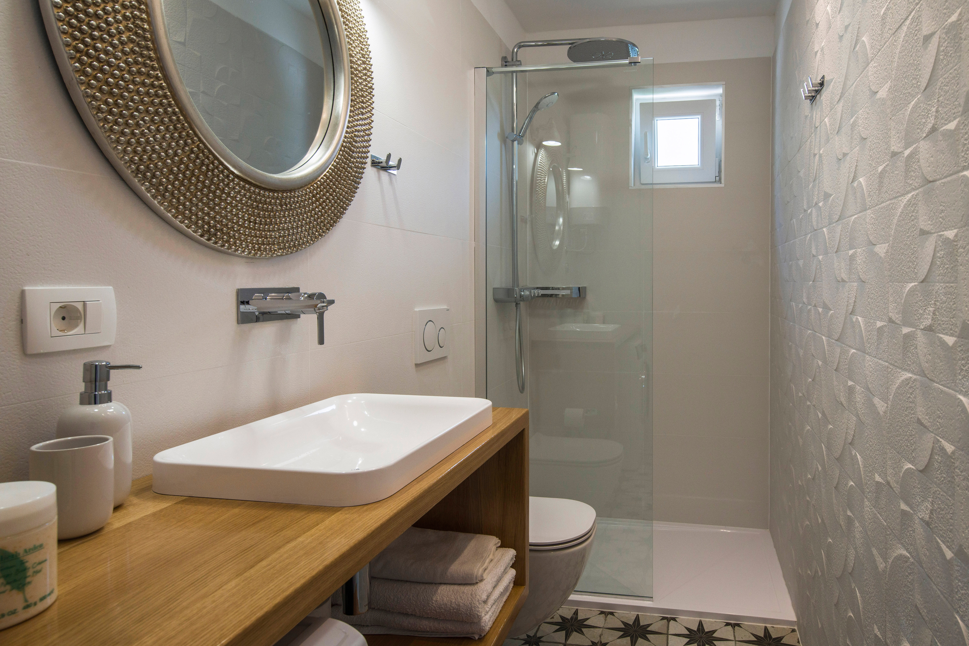 One bedroom apartment near beach Pisak, Omiš  A-b