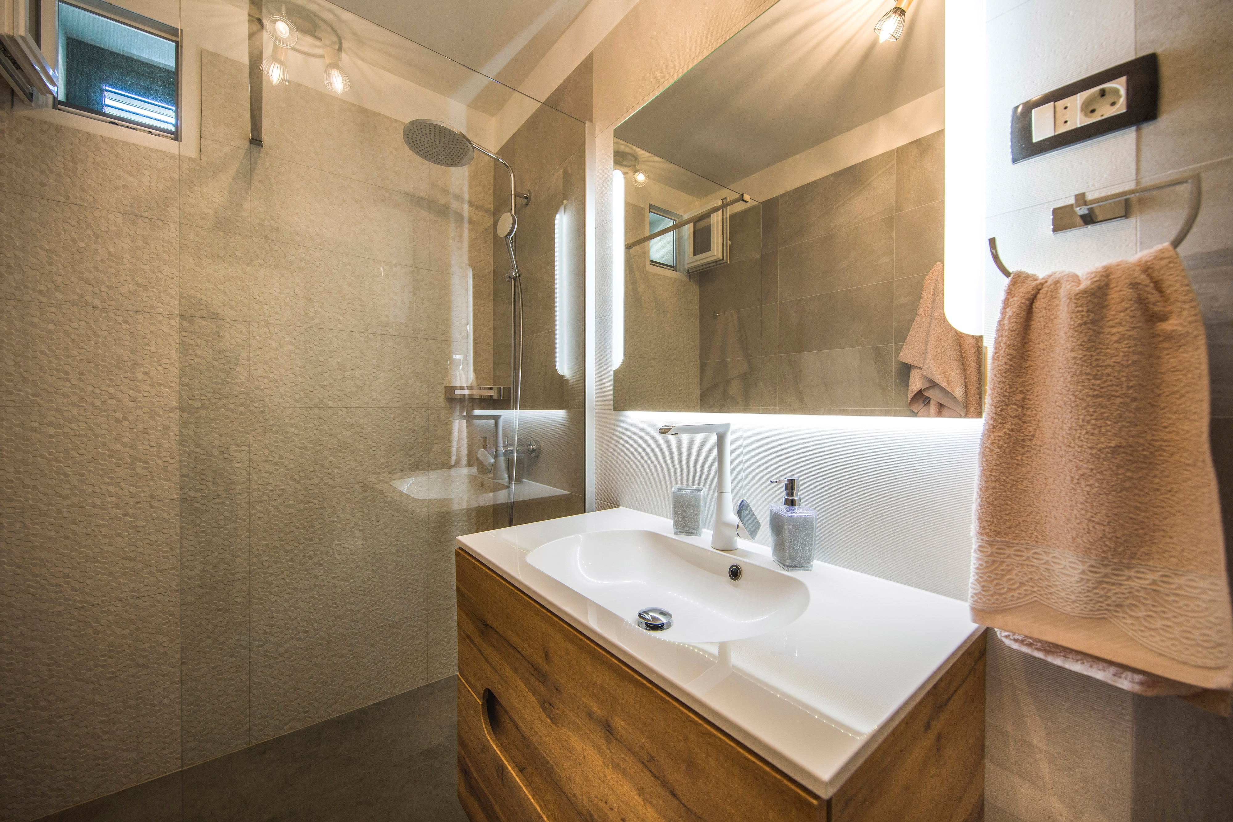 Two bedroom apartment near beach Pisak, Omiš  A-e