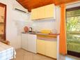 Okrug Gornji, Kitchen in the studio-apartment, air condition available and WiFi.