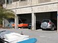 Parking lot Pisak, Omiš, Parking lot 1070 - Apartments near sea with pebble beach.