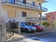 Parkiralište Okrug Gornji, Čiovo, Parkiralište 1073 - Apartmani blizu mora sa šljunčanom plažom.