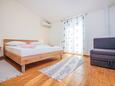 Rogoznica, Bedroom 2 in the apartment, air condition available, (pet friendly) and WiFi.