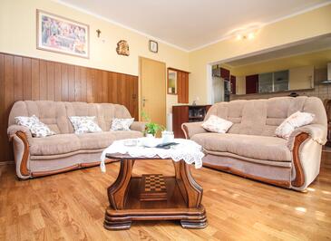 Rogoznica, Sala de estar in the apartment, air condition available y WiFi.