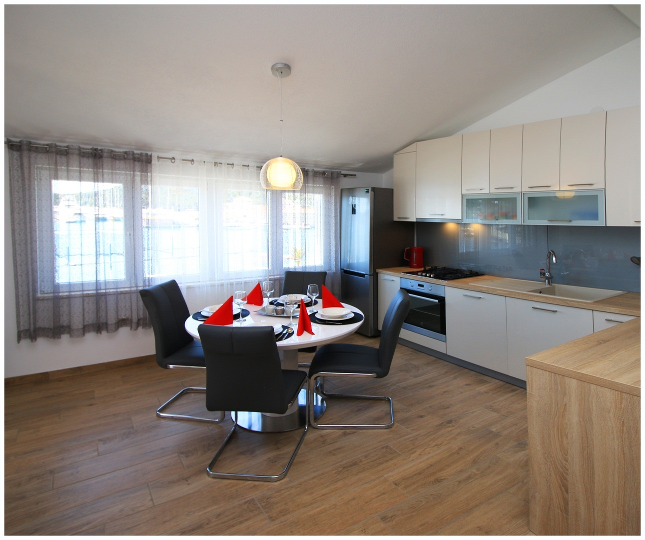 Dvosobni apartman s terasom i pogledom na more Rogoznica  A-d