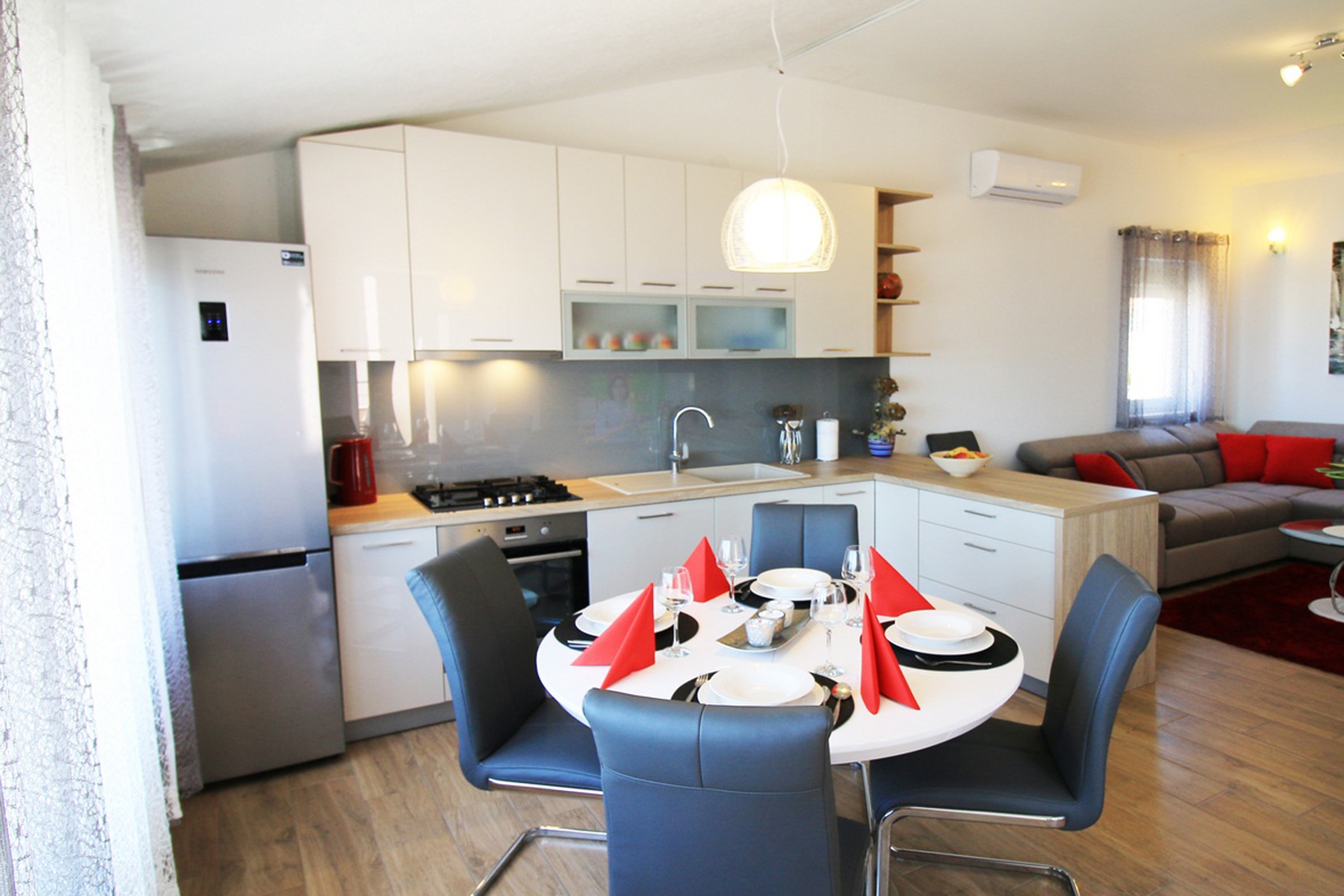 Dvosobni apartman s terasom i pogledom na more Rogoznica  A-d